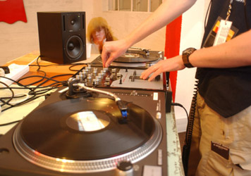DJ Monoide spinning